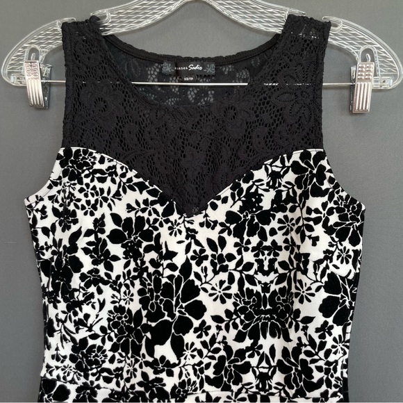 Sloane & Sadie XS black and white velvet textured ruffle hem flare top - Picture 8 of 12